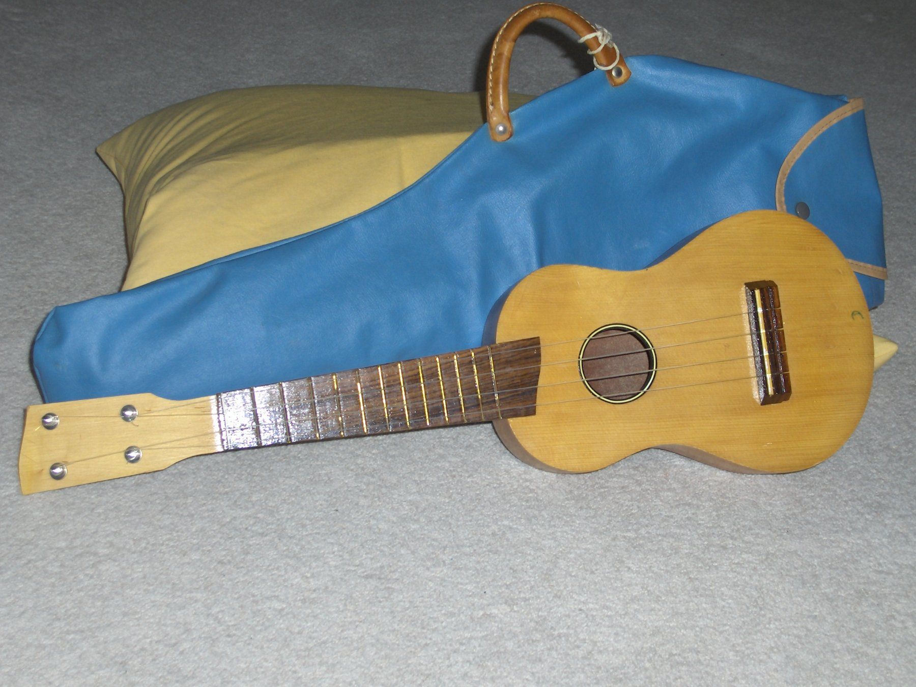 Strumenti musicali: Wunderschöne Ukulele mit Instrumenttasche – Usato da Unterägeri venduto da R_66 1