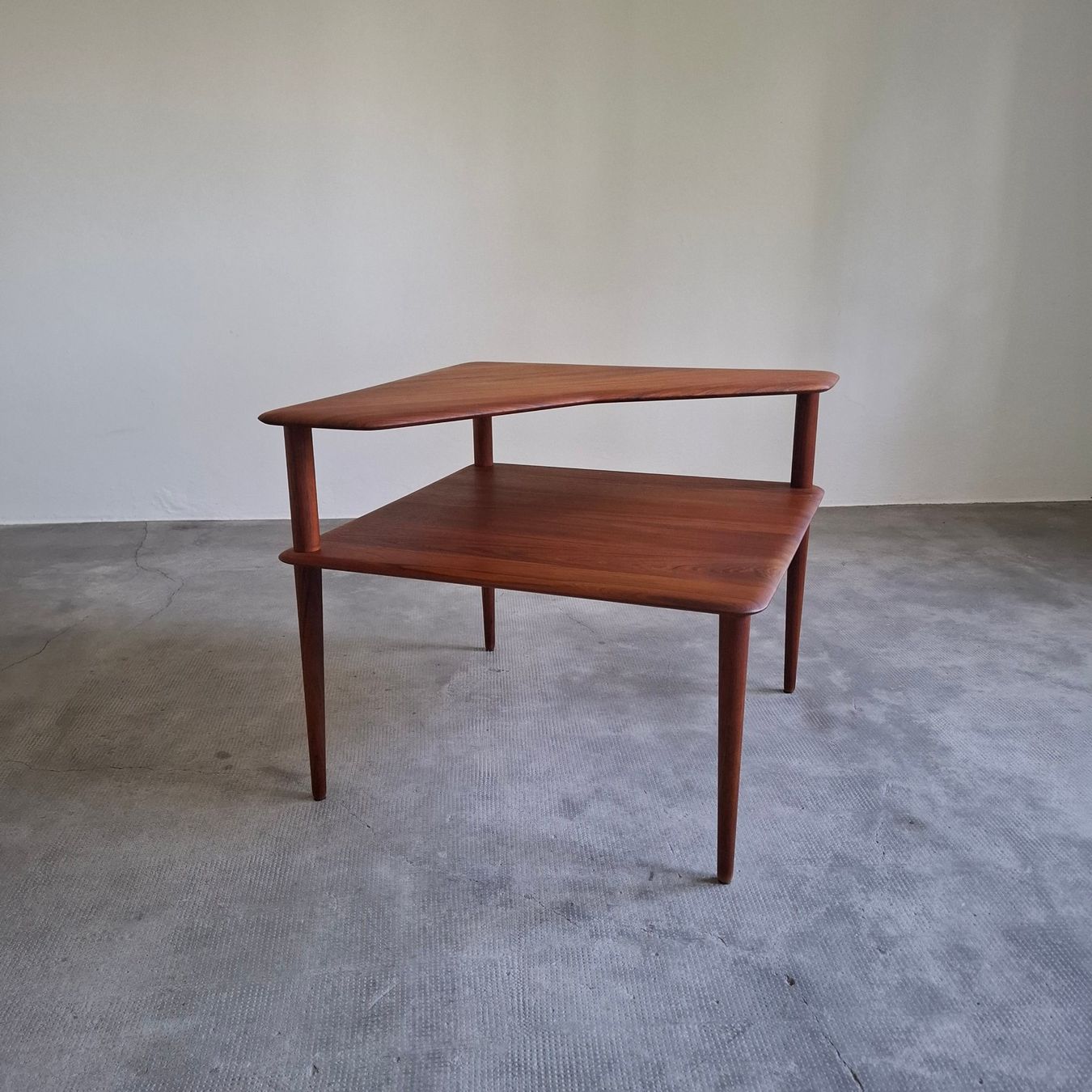 Tavoli: table appoint teak Denmark Minerva 1960 – Usato da Neuchâtel venduto da Rochawood