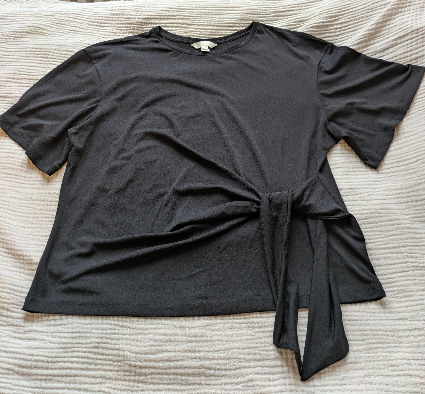 H&M T-shirt: Schwarzes Shirt H&M L mit Bändel – Usato da Burgdorf venduto da Mikewalther