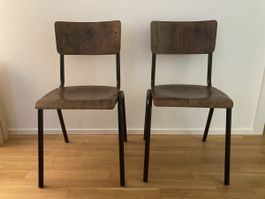 2 moderne Stühle