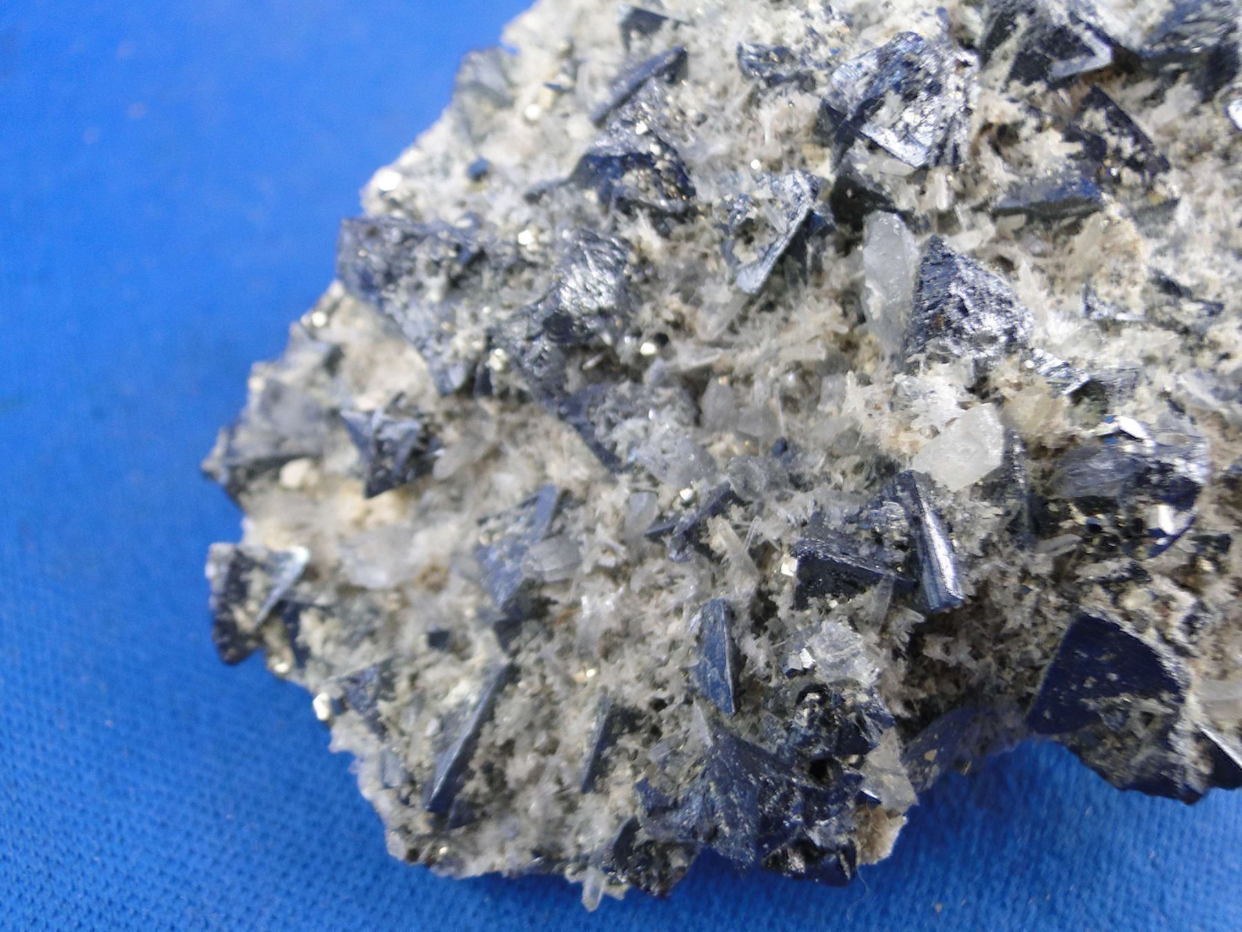Minerali & Pietre curative: Tetrahedrit mit Pyrit – Usato da Schinznach Bad venduto da Demerald 3