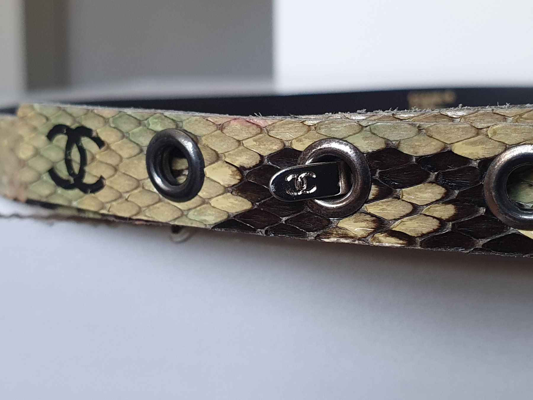 Chanel Cinture: CHANEL Taillen Gürtel Python Leder CC Logo – Usato da Wängi venduto da Pambola 3