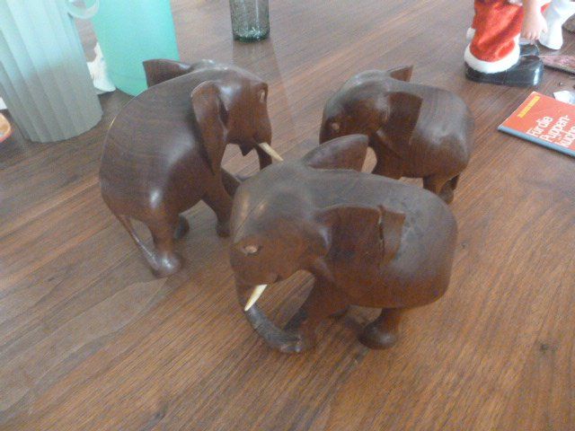 Figurines: 3 Holzelefanten – D'occasion à Neu St. Johann par Isputnik