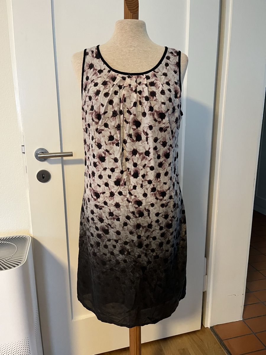 Kleider: Sommerkleid Blumenmuster Gr. 34 ärmellos – Gebraucht aus Zürich von Mrstm4