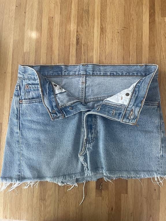 Jupes: Levi's mini jupe jeans  – D'occasion à Troinex par nadinebmichaelson 3