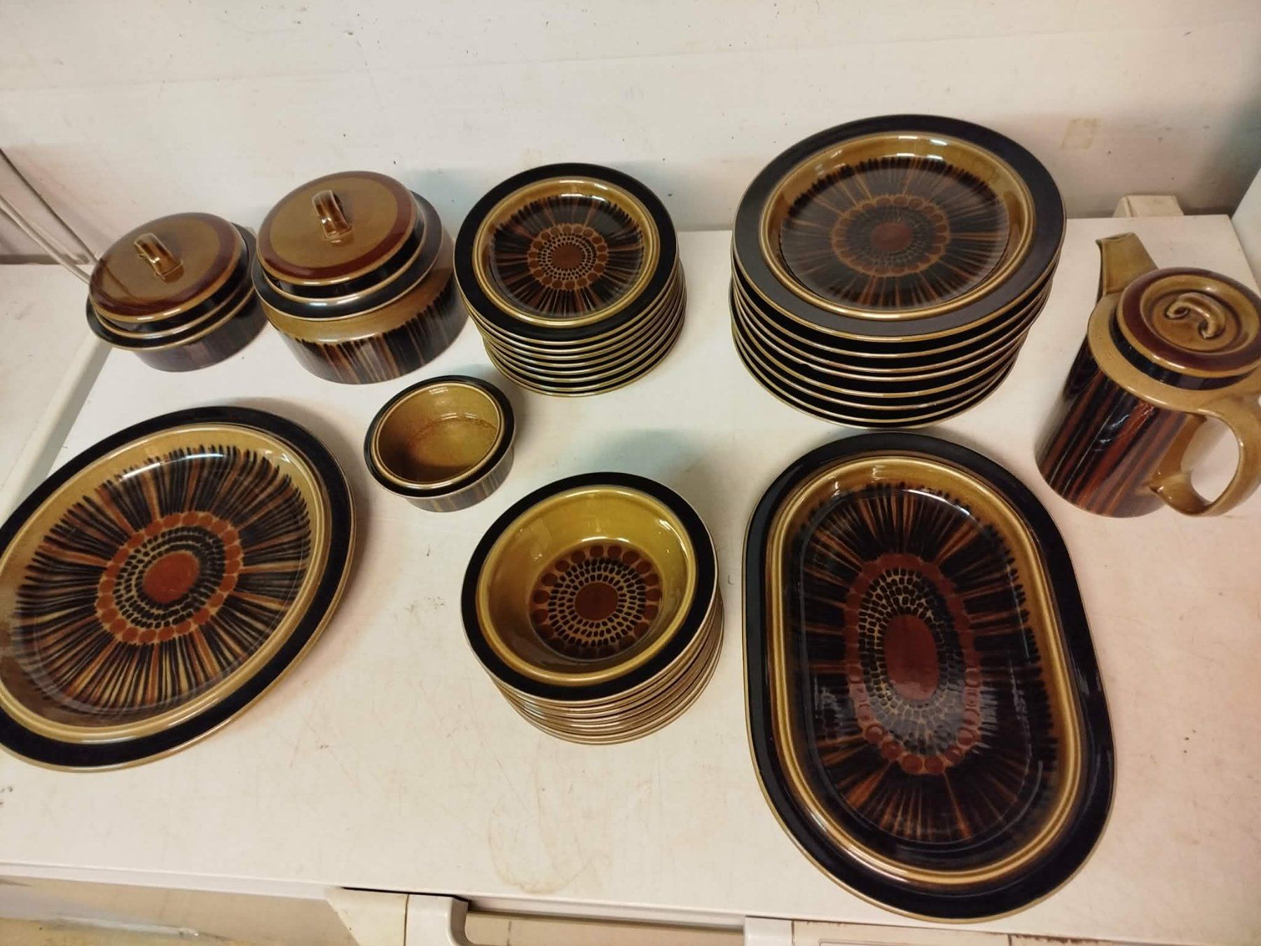 Set di piatti: Set de vaisselle de Arabia Kosmos – Usato da La Chaux-de-Fonds venduto da Emmaus2300CDF