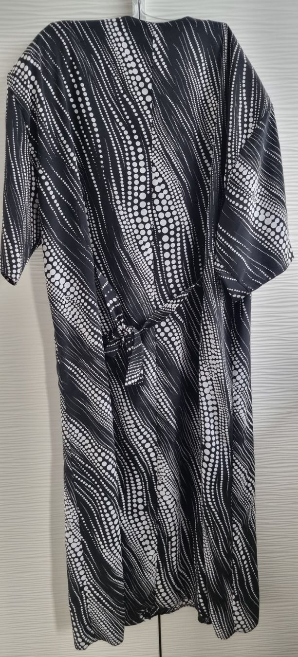 Vestiti: Langes Kleid schwarz/weiss gr.50 – Usato da Grossdietwil venduto da GNOM313 1