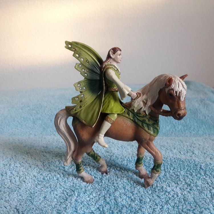 Schleich Bayala 70714 - Elfe auf geflügeltem Löwe kaufen - Spielwaren