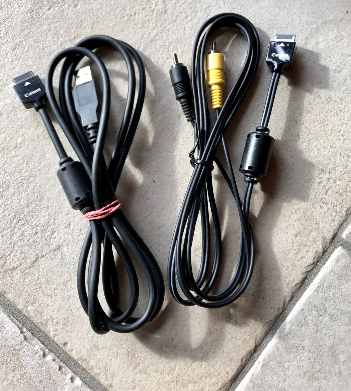 Canon Cavi: Canon Kabel, 2 Stück, USB und Composit – Usato da Saas-Grund venduto da GarageSaleToday