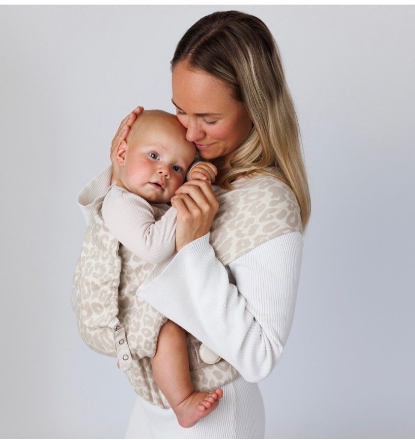 Porte-bébés ventraux & dorsaux: Cocoo.me Nova Babytrage Leo-Muster Beige – D'occasion à Ossingen par kai.s