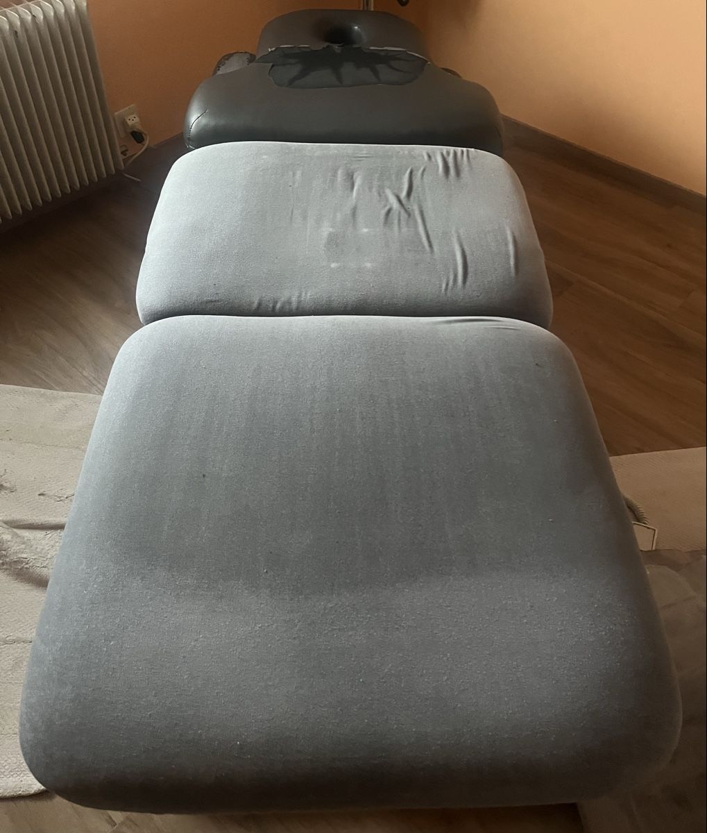 Fauteuils de soin: Table de massage électrique grise état d'usage correct – D'occasion à Moutier par Linou