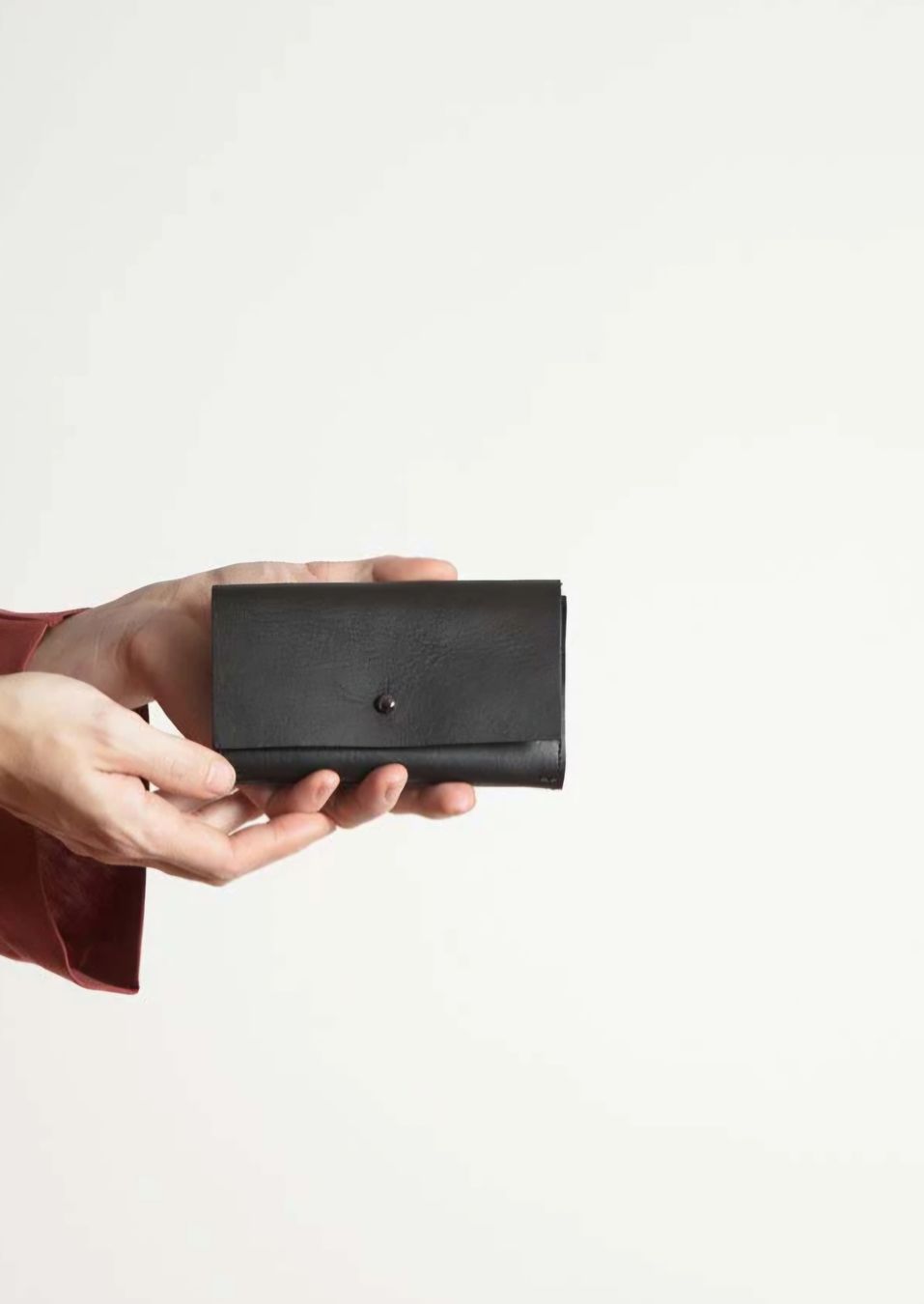 Portafogli: Minimalist Black Leather Wallet - Stylish and Durable – Nuovo e nell'imballaggio originale da St. Gallen venduto da che_hope17 2