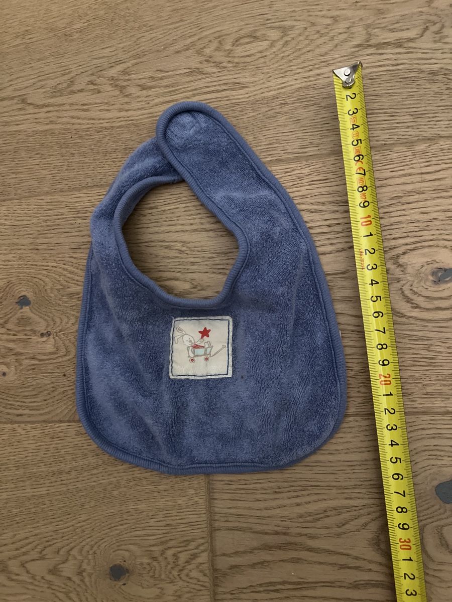 Pasti del neonato: Blauer Baby-Lätzli mit Hase – Usato da Oensingen venduto da katepe 1