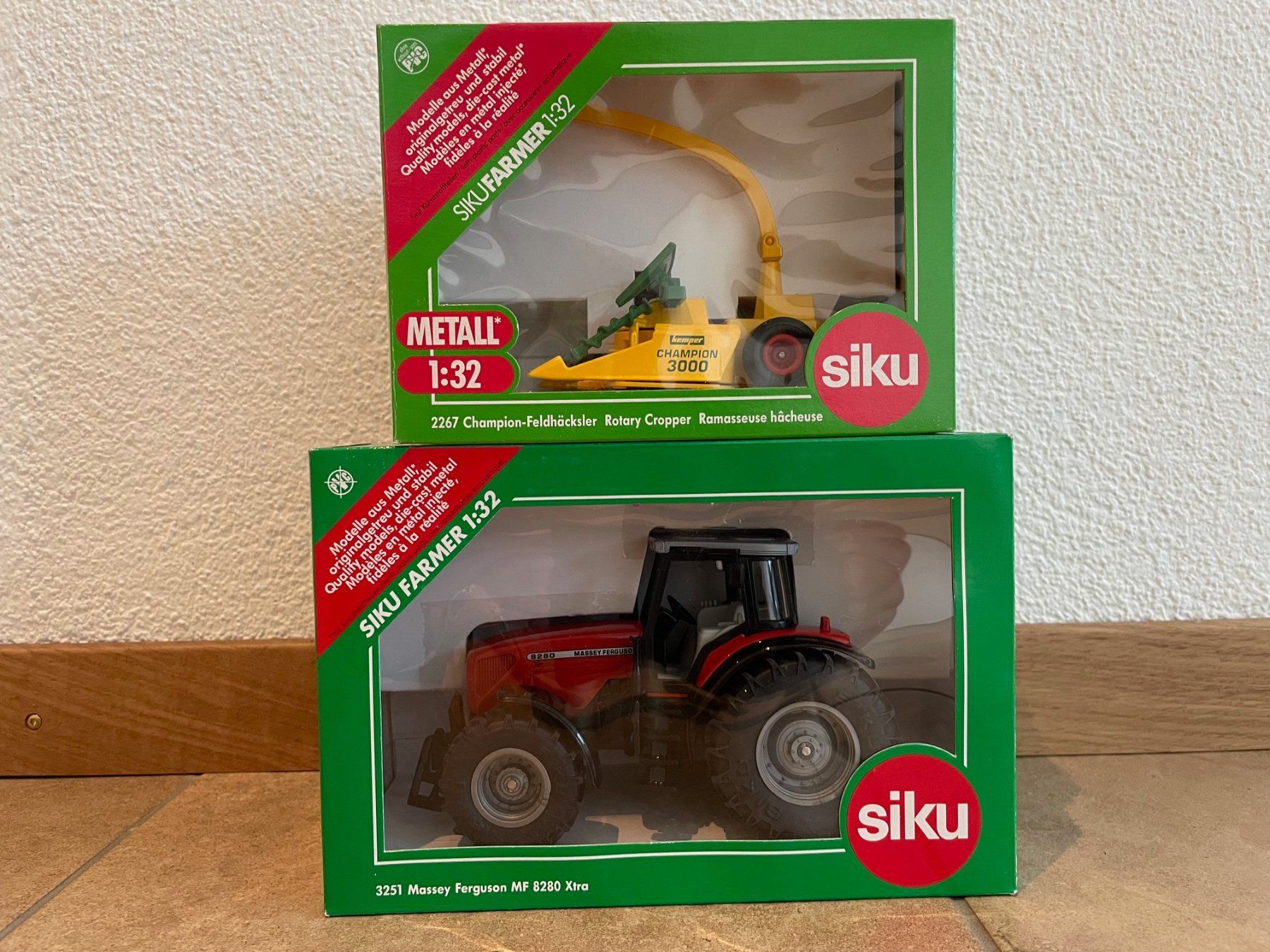 Massey Ferguson Trattori: SIKU Massey Ferguson mit Kemper – Nuovo e nell'imballaggio originale da Kreuzlingen venduto da Stefan1150 4