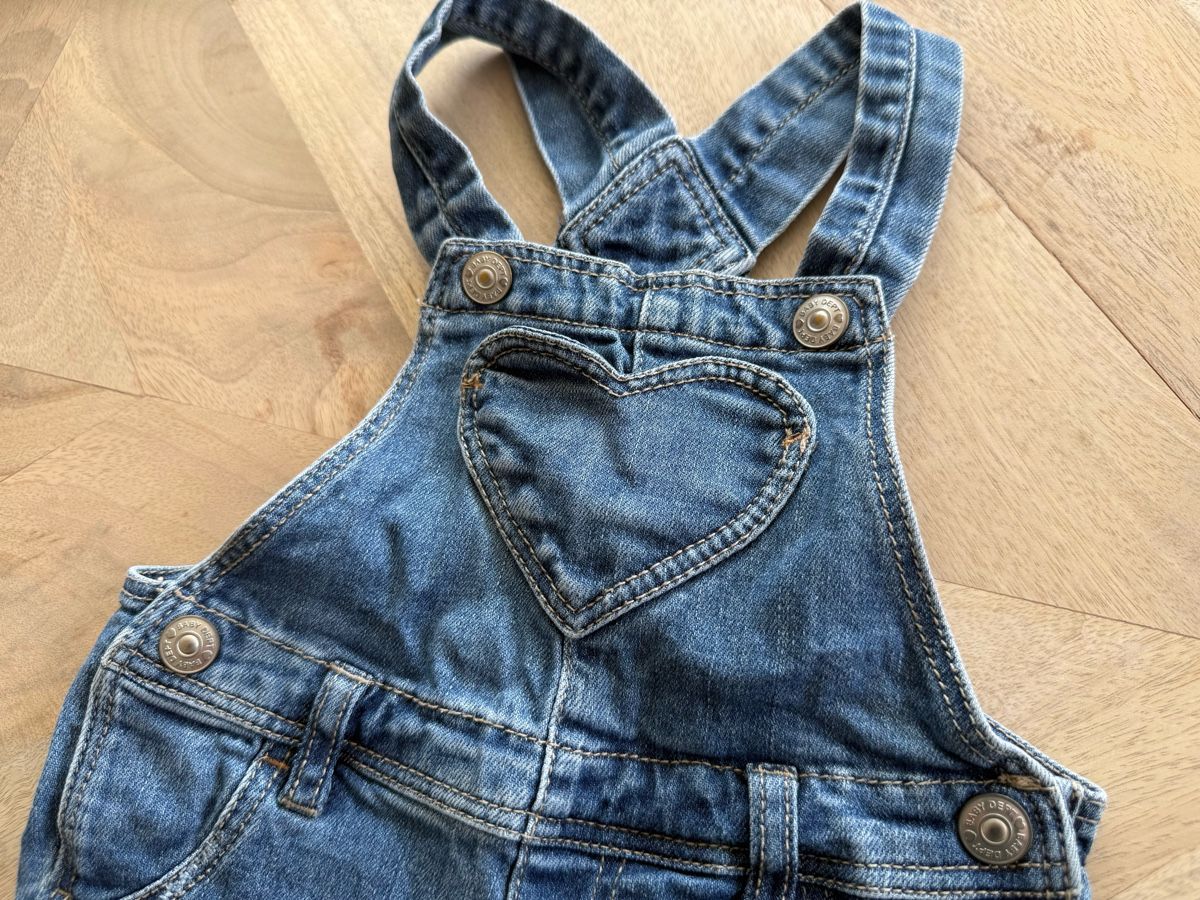 H&M Pantaloni: Jeans Latzhose Mädchen Gr. 80 – Usato da Eggenwil venduto da Lissi82 1