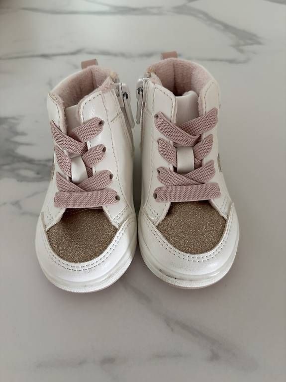 Schuhe für Mädchen: Sneaker wie neu – Gebraucht aus Benken ZH von kbu_n2fl