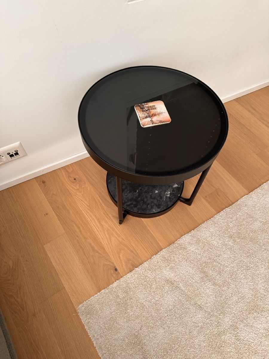 Tische: Round side table black metal glass top good condition – Gebraucht aus Zürich von sem_6kf7