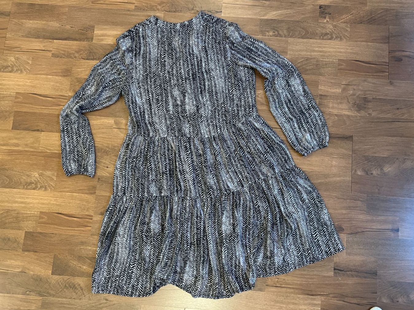 Vestiti: Schickes Damenkleid Gr. 36 mit Muster schwarz/weiss – Usato da Hondrich venduto da Greppen37