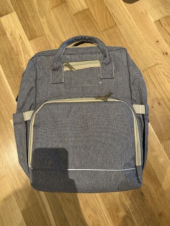 Grauer Wickelrucksack mit Bettfunktion – neuwertig