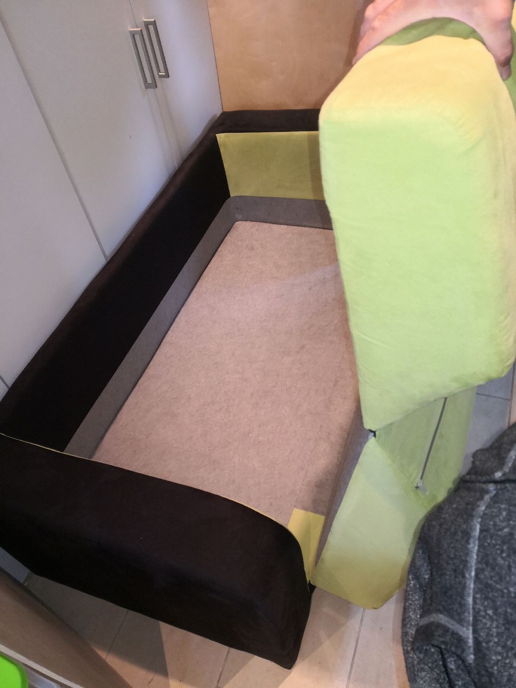 Sofas: Schickes Bettsofa, neuwertig, hellgrün/schwarz – Gebraucht aus Steffisburg von fig_z6nb 3