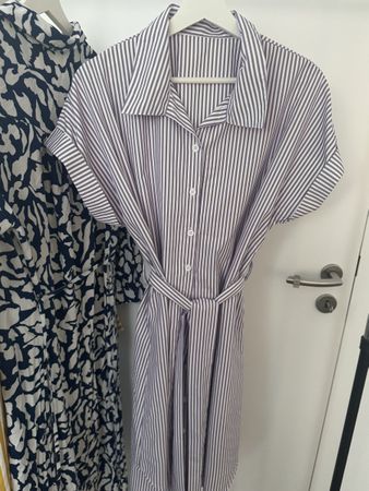 Schönes helllila gestreiftes Kleid, Größe XL