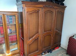 1 belle armoire haute en bois de qualité