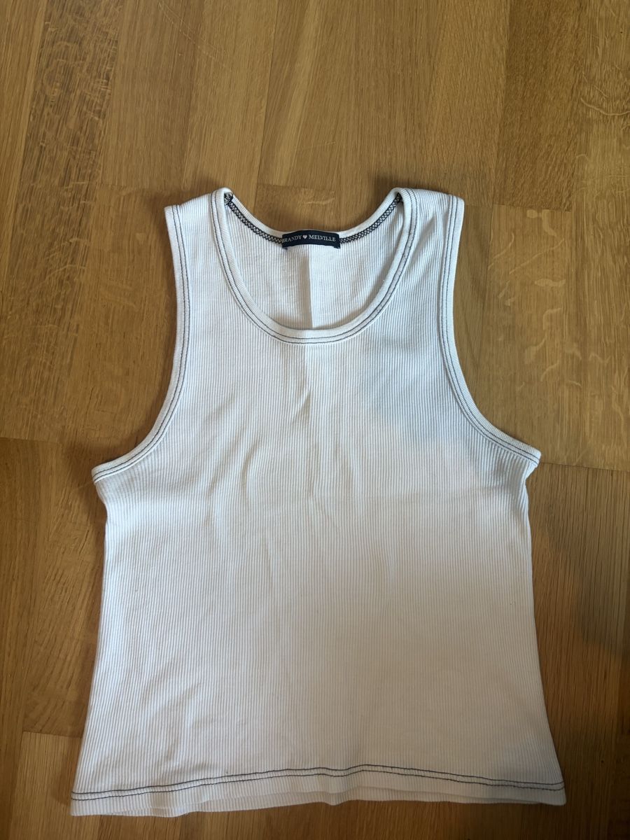 Brandy Melville Top: Weisses Tshirt Brandy Melville – Nuovo (secondo la descrizione) da Aarau venduto da mimivintage