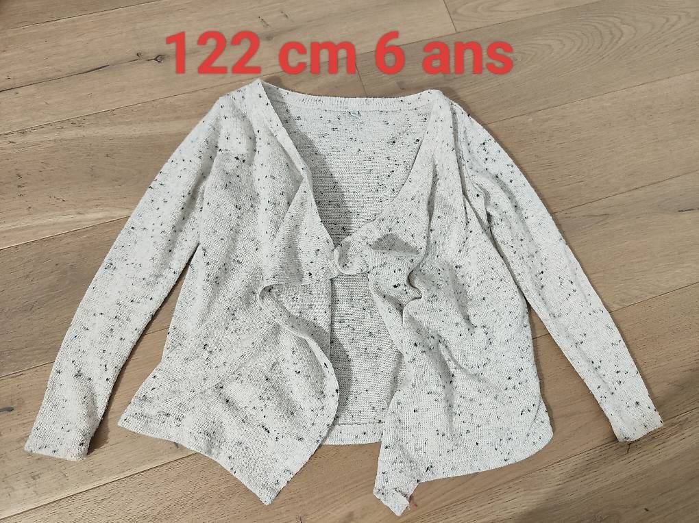 Lotti & Set di vestiti: Vêtements taille 122 fille  – Usato da fribourg venduto da pegalex 4