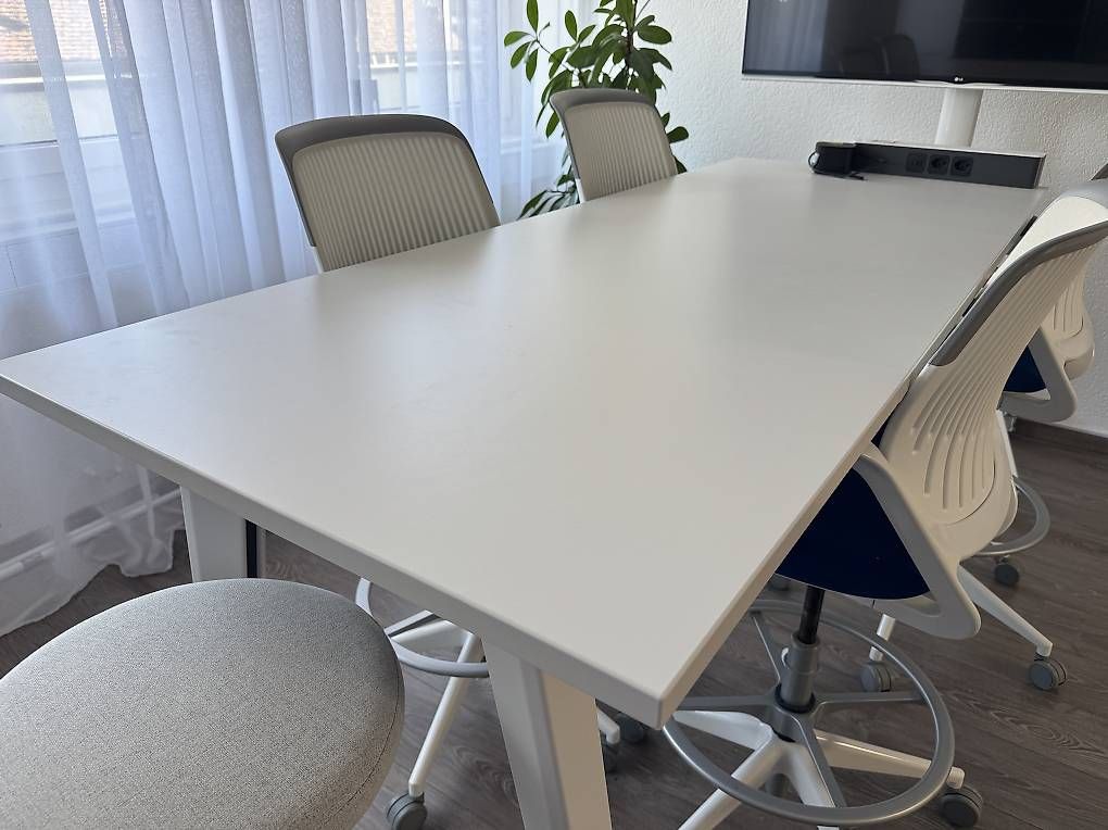 Set di tavolo e panche: Steelcase Sitzungstisch mit vier Stühlen – Usato da Baden venduto da mercari 4