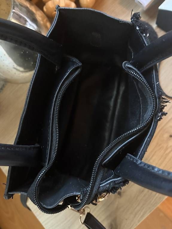 Taschen für Damen: Schwarze Handtasche – Gebraucht aus Hellikon von ind_m7n8 4