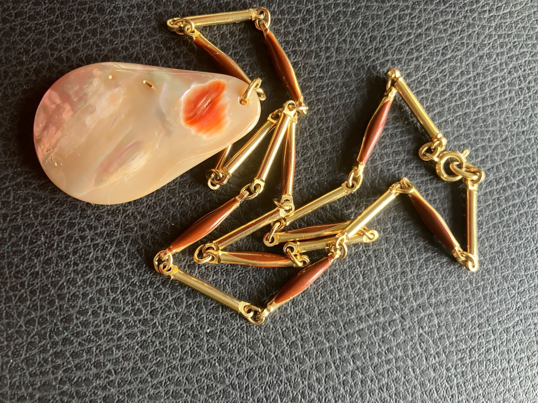 Catenine: Collier vintage avec pendentif nacre véritable, – Usato da Peseux venduto da Cresus27 9