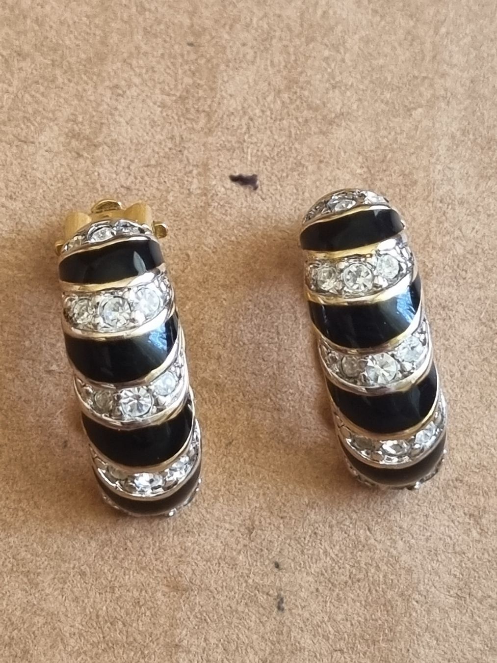 Ohrringe & -stecker: Elegante Ohrclips, schwarz/goldfarben  – Gebraucht aus Schaffhausen von Leveron13