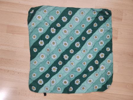 Foulard en soie vert motif edelweiss 