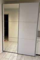 Grosser Garderoben-Schwebetüren-Schrank mit Schuhabteil