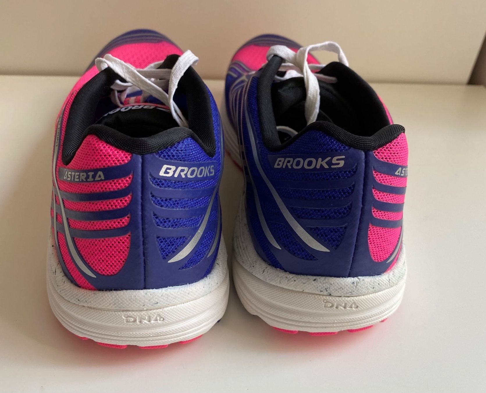 Brooks Scarpe da donna: BROOKS ASTERIA Laufschuh Damen, Gr. 40 – Nuovo e nell'imballaggio originale da Luzern venduto da falena01 5