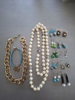 Lot mit Modeschmuck: Ketten, Ohrhänger