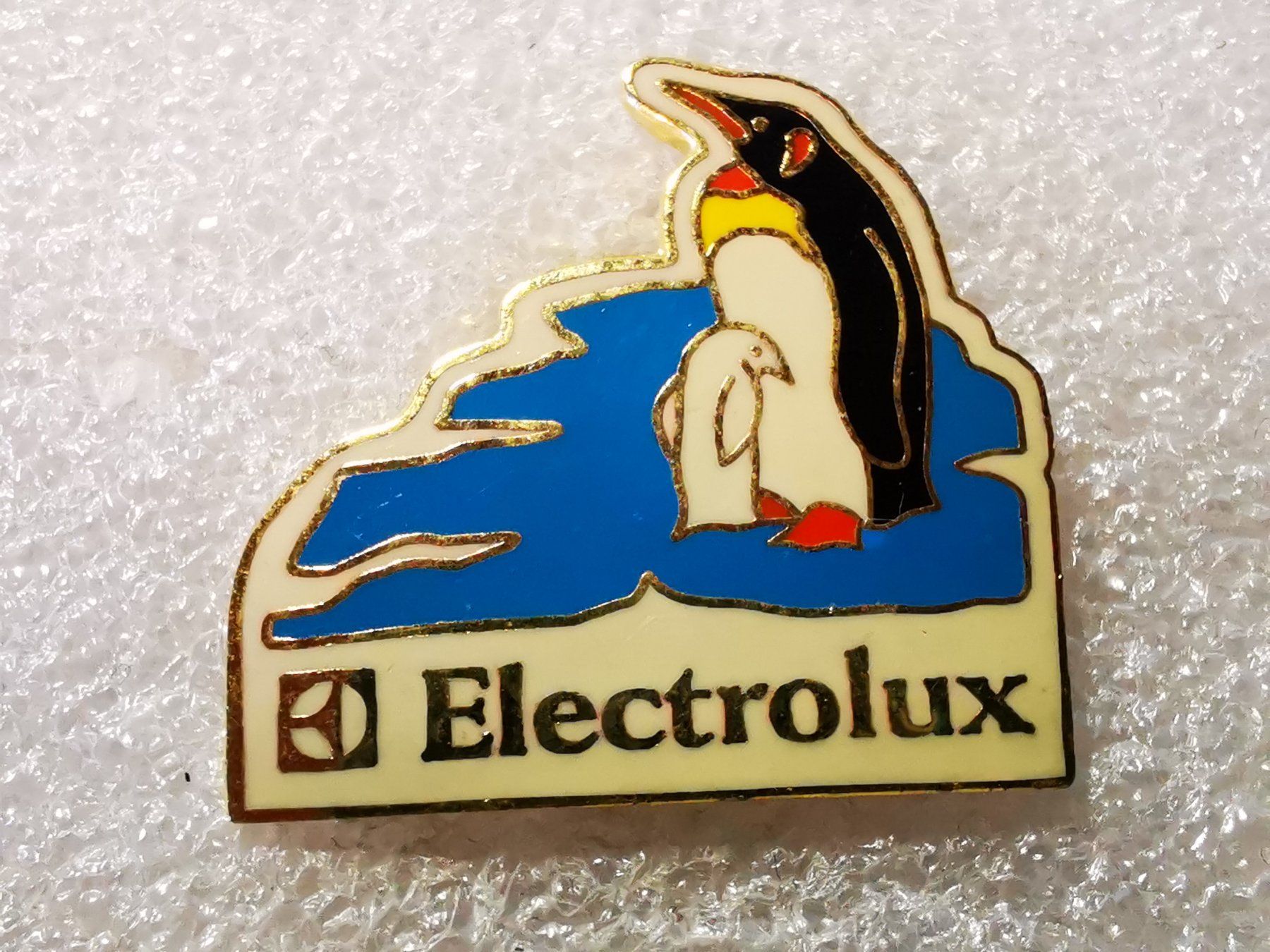 Plaketten & Abzeichen: Ansteckpin 24: Electrolux – Gebraucht aus Oppligen von Pin-Fall-Shop