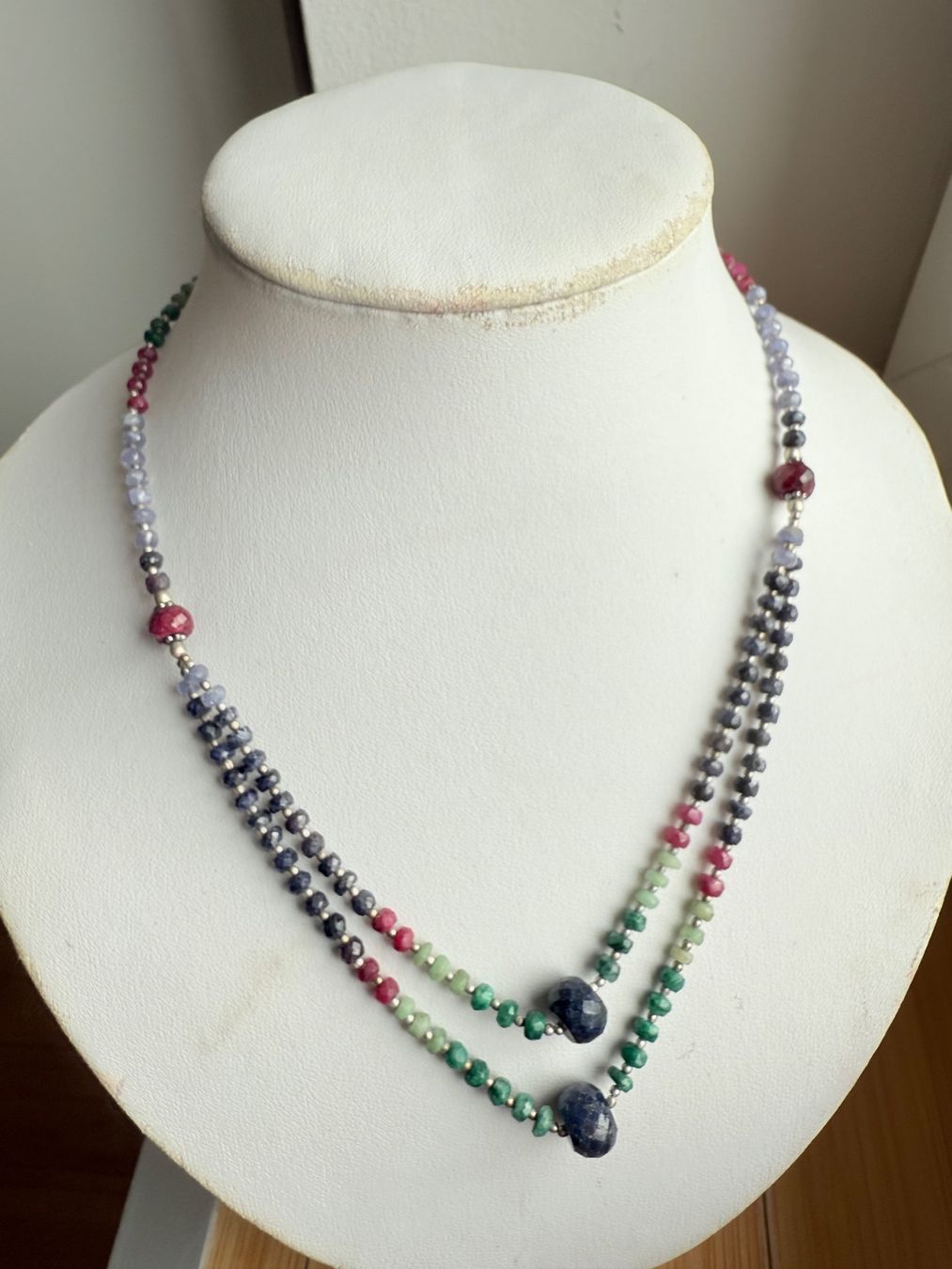 Catenine: Wunderschöne Kette, Rubin, Saphir, Smaragd NEU – Nuovo e nell'imballaggio originale da Basel venduto da Chili007 2