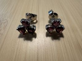 Ohrstecker aus Silber mit herzförmigen Rhodolithen