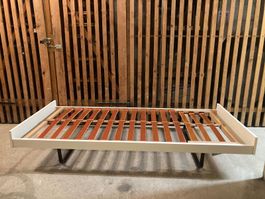 Bett 90x200cm - bei Bedarf mit Matratze