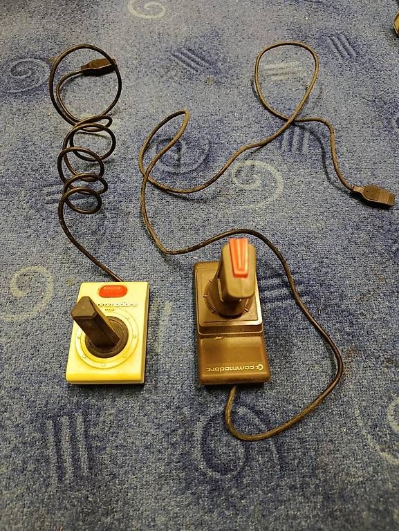 Commodore PCs: Original Commodore C64 Joysticks – D'occasion à Arbon par Alex.G.