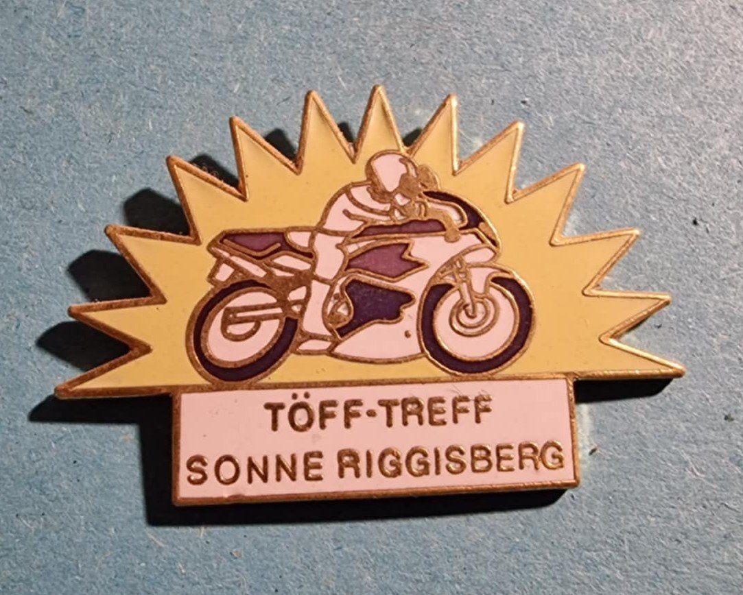 Plaquettes & Badges: Pin Töff Treff Riggisberg numm. 607 – D'occasion à Härkingen par specialshapes