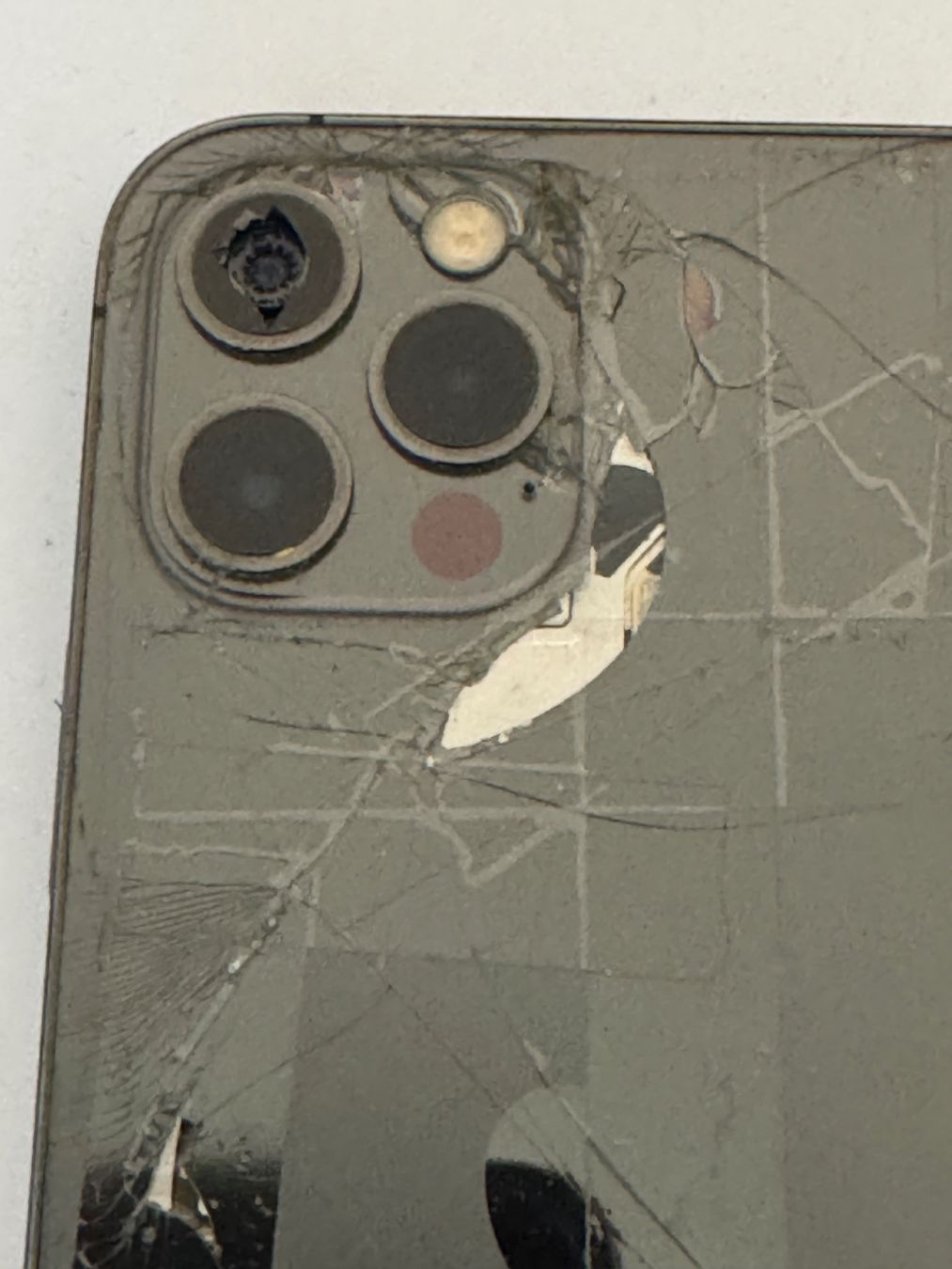 Apple Telefoni cellulari / Smartphones: Apple iPhone 12 Pro, Graphit 256GB mit Beschädigung – Usato da Risch venduto da Bretorianer 3