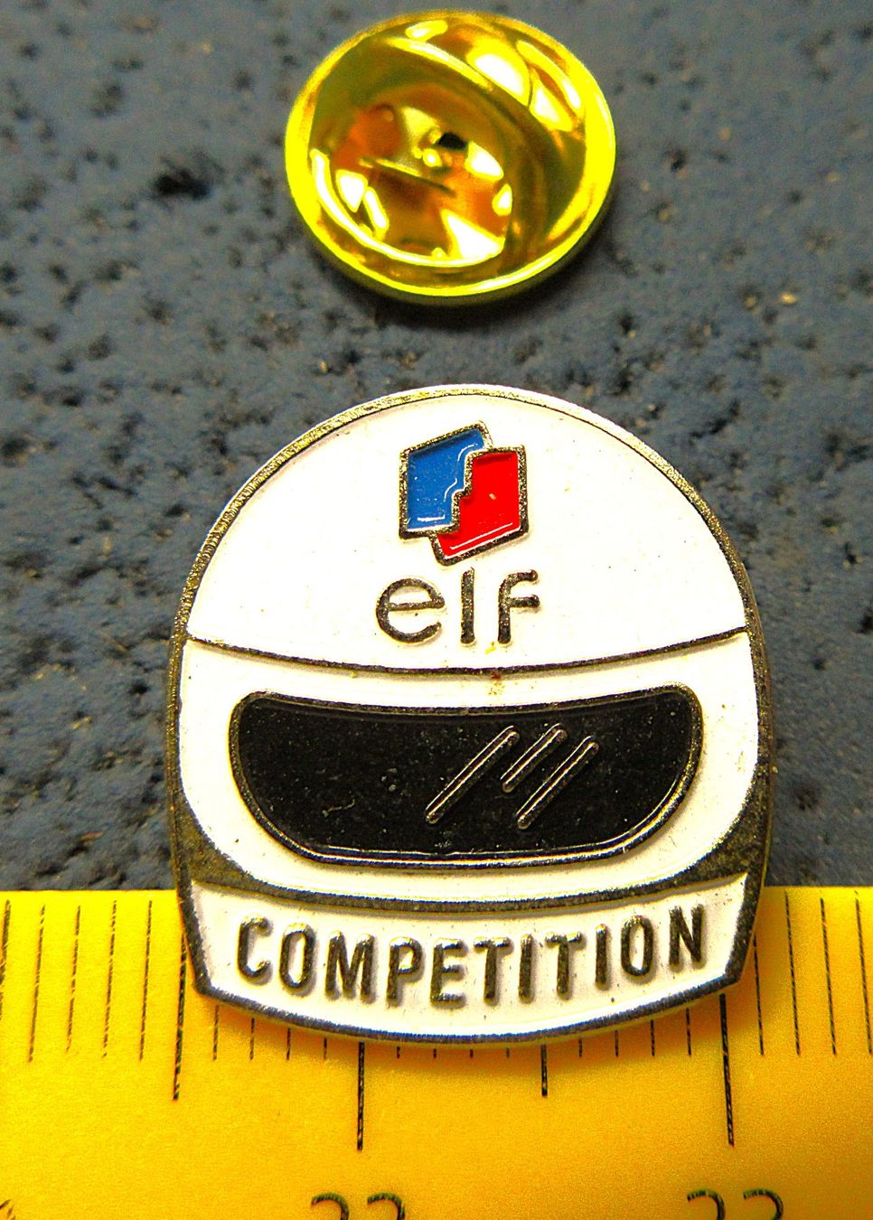 Plaquettes & Badges: FORMEL1 RACING HELM ELF COMPETITION PIN – D'occasion à Ettingen par Hausi4711