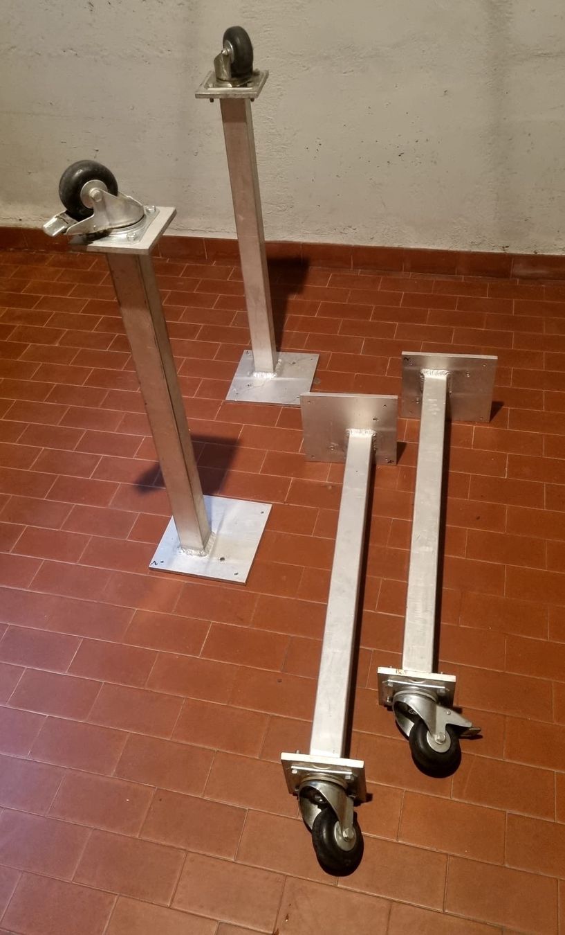 Sonstige Dekorationen & Accessoires: robuste Ständer mit Rollen Aluminium 4 Stk. – Gebraucht aus Oberengstringen von George0070