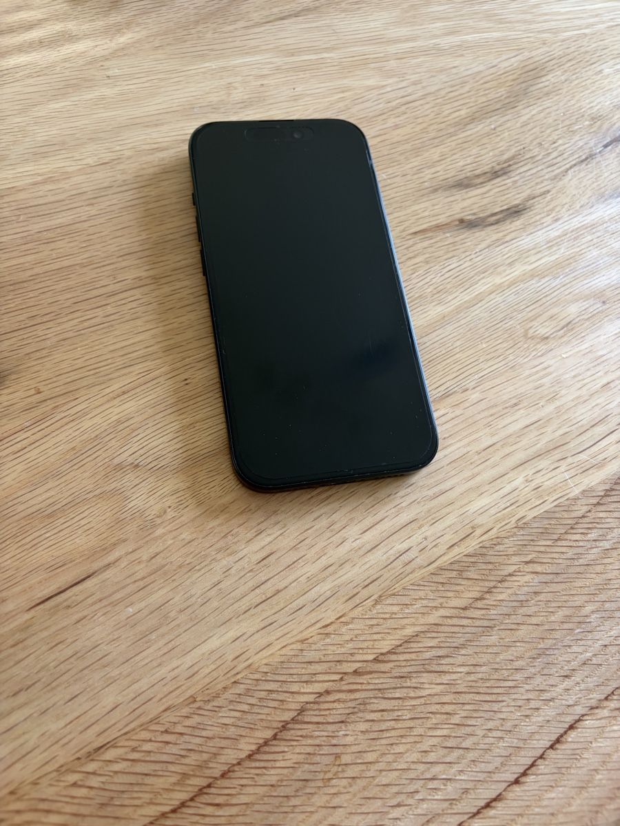 Apple Portables: iPhone 15 Schwarz Top Zustand – D'occasion à Aarburg par eddycolor 2