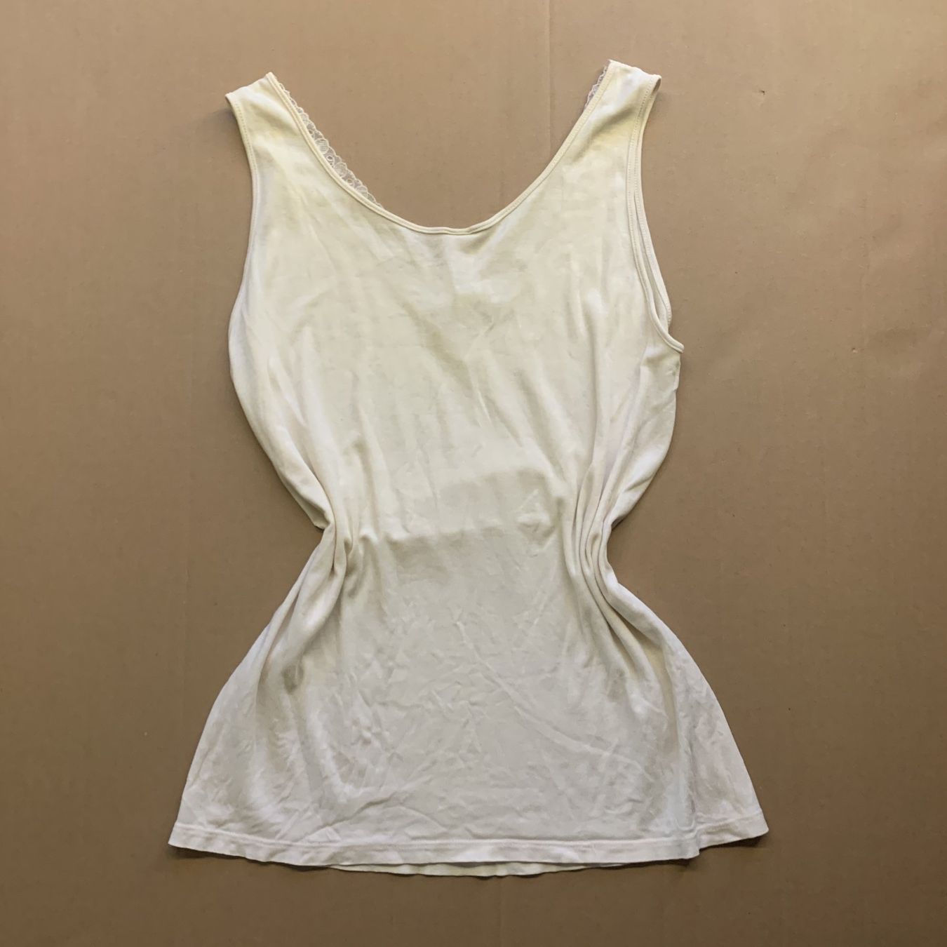 Top: Cremefarbenes, romantisches Spitzen-Tanktop – Usato da Chalais venduto da Decoarts.art 2