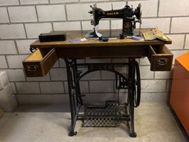 Historische Adler Nähmaschine Kl.88 mit Nähmaschinentisch