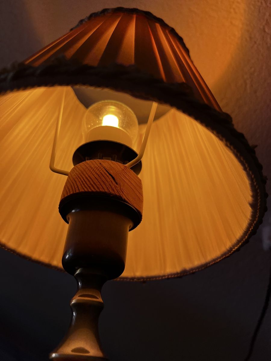 Lampes: Nachttischlampe mit Stoffschirm gebraucht – D'occasion à Neuenegg par Magosaurus 2