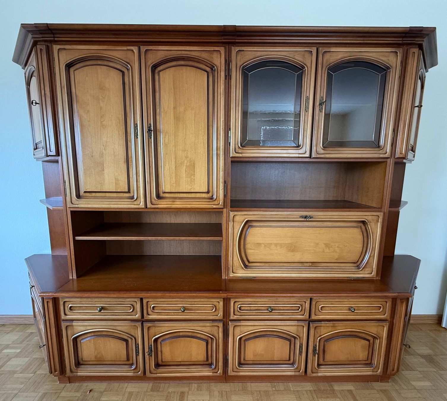 Pfister Regale: Wohnwand, Nussbaum, mit Glasvitrine und Bar – Gebraucht aus Uerikon von TT51 4
